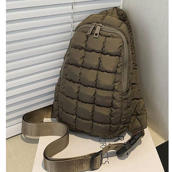 Luxe Quilted Adjustable Strap Zipper High Capacity Crossbody Bag - Picture 9 of 9